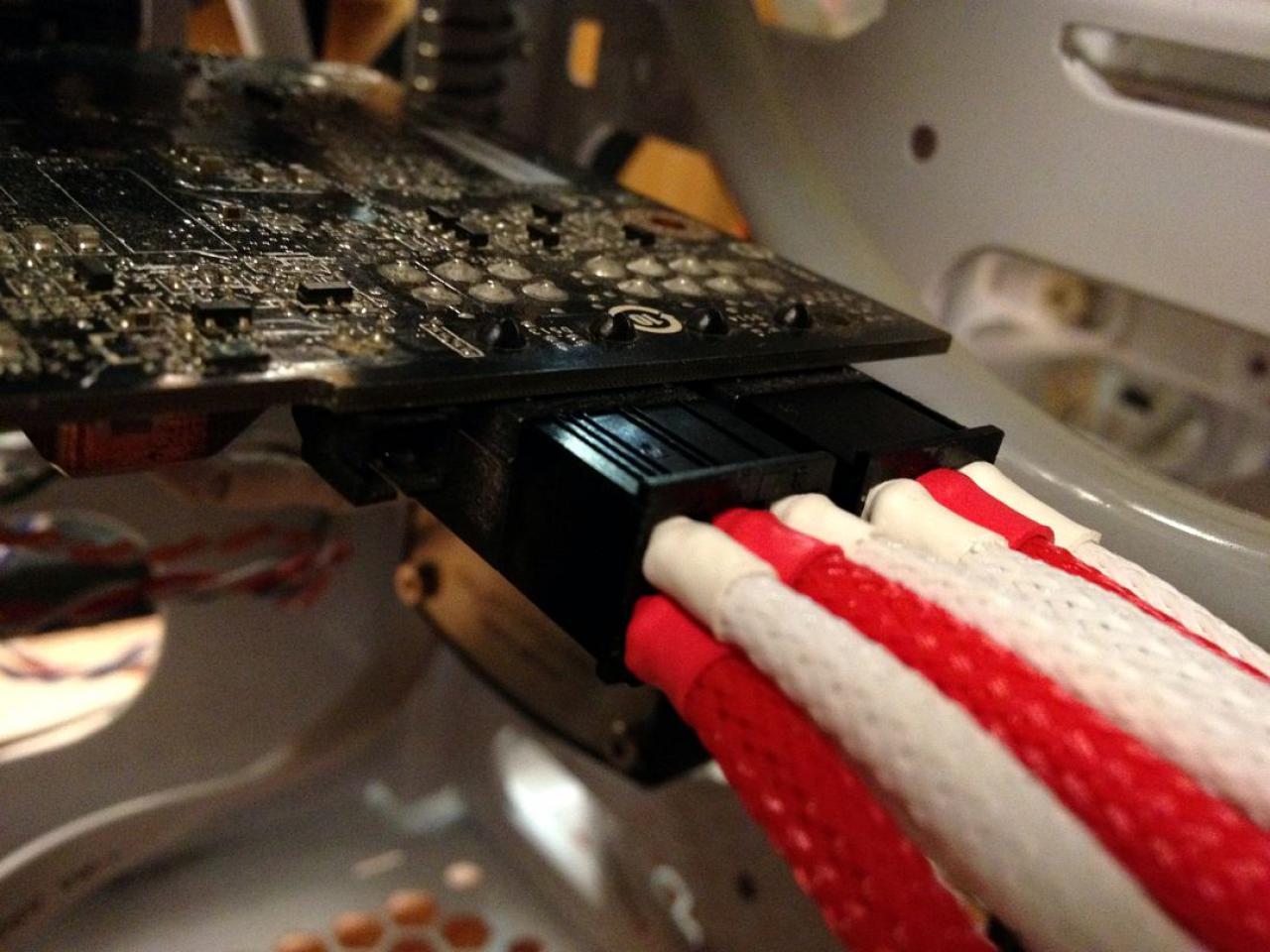 [03/02/2012] Bloody Mary: Weiß-rote Casemod mit interessanten Detaillösungen (77)