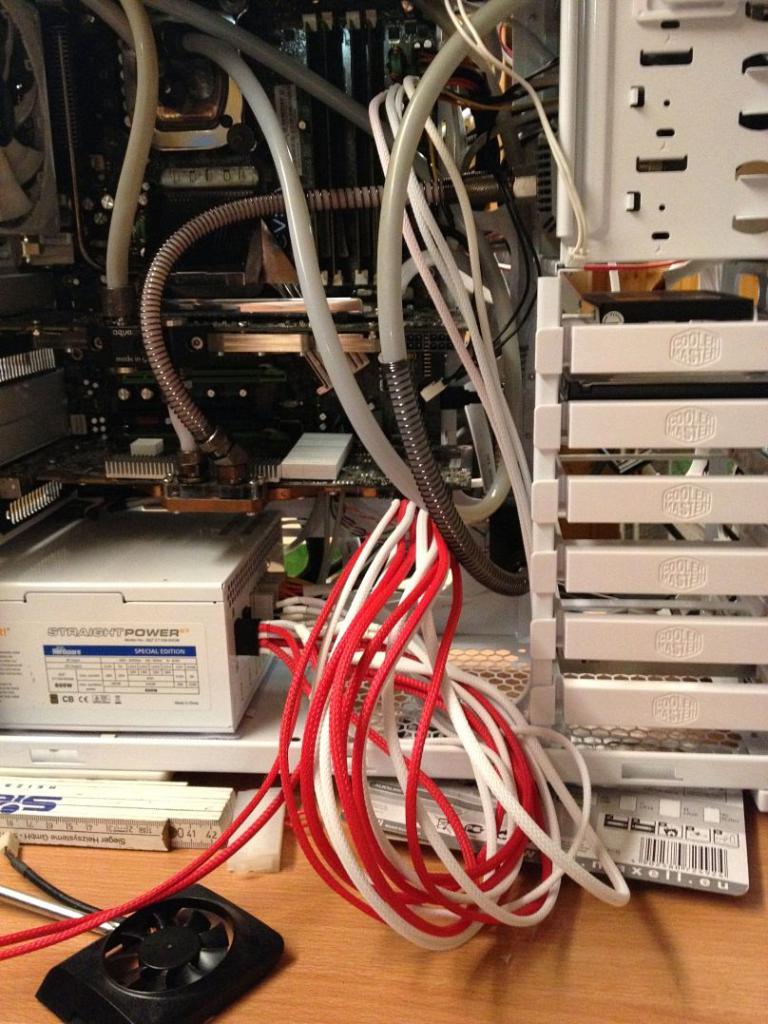[03/02/2012] Bloody Mary: Weiß-rote Casemod mit interessanten Detaillösungen (78)