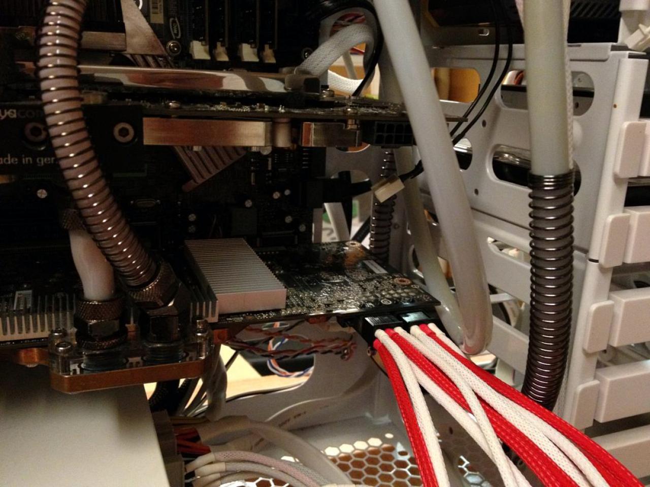 [03/02/2012] Bloody Mary: Weiß-rote Casemod mit interessanten Detaillösungen (79)
