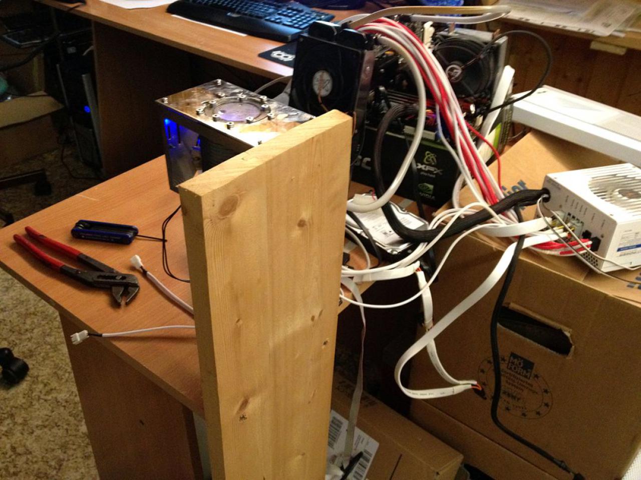 [03/02/2012] Bloody Mary: Weiß-rote Casemod mit interessanten Detaillösungen (84)