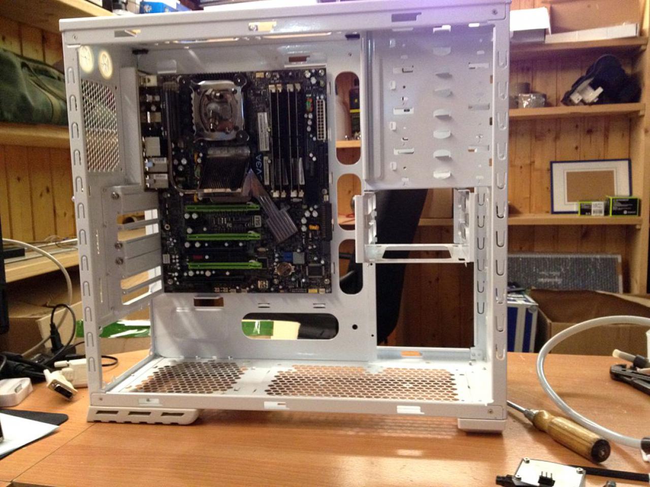[03/02/2012] Bloody Mary: Weiß-rote Casemod mit interessanten Detaillösungen (90)