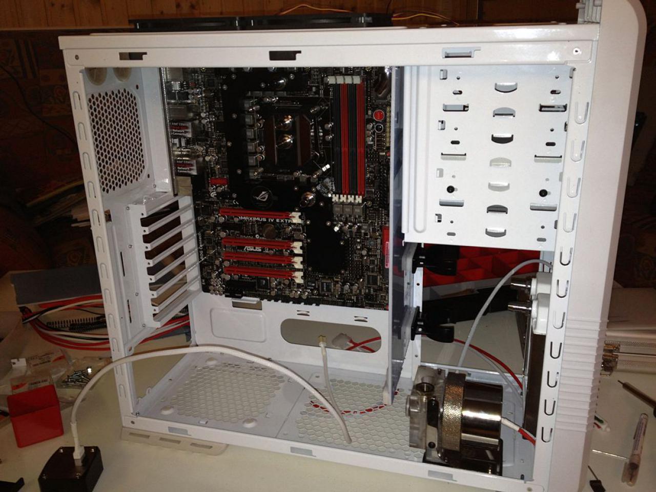 [03/02/2012] Bloody Mary: Weiß-rote Casemod mit interessanten Detaillösungen (103)