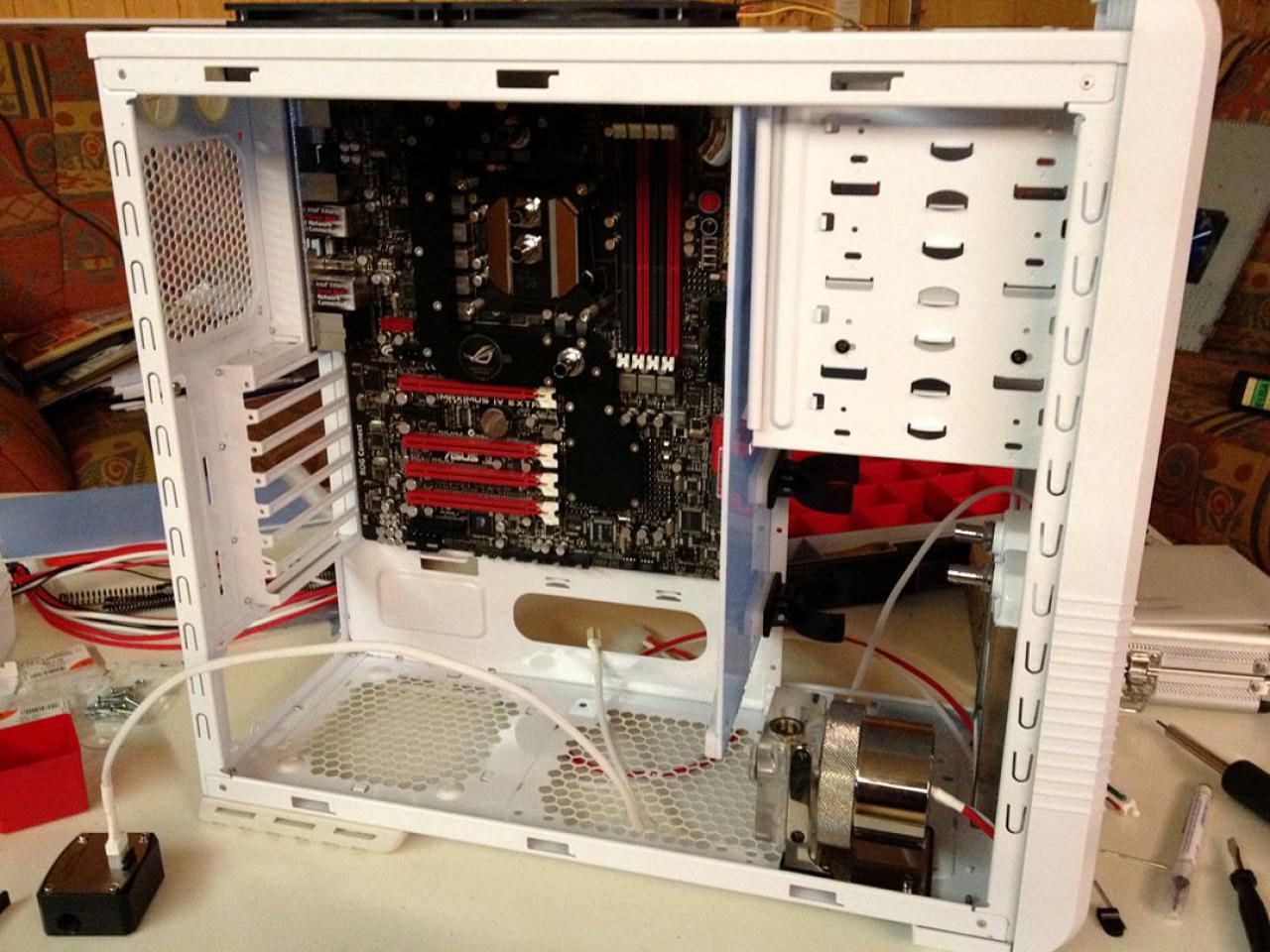 [03/02/2012] Bloody Mary: Weiß-rote Casemod mit interessanten Detaillösungen (104)