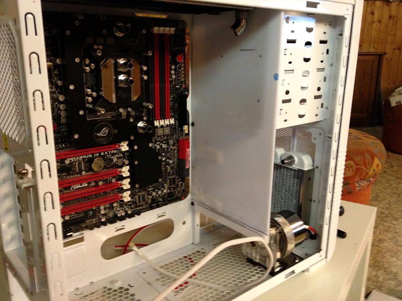 [03/02/2012] Bloody Mary: Weiß-rote Casemod mit interessanten Detaillösungen (105)