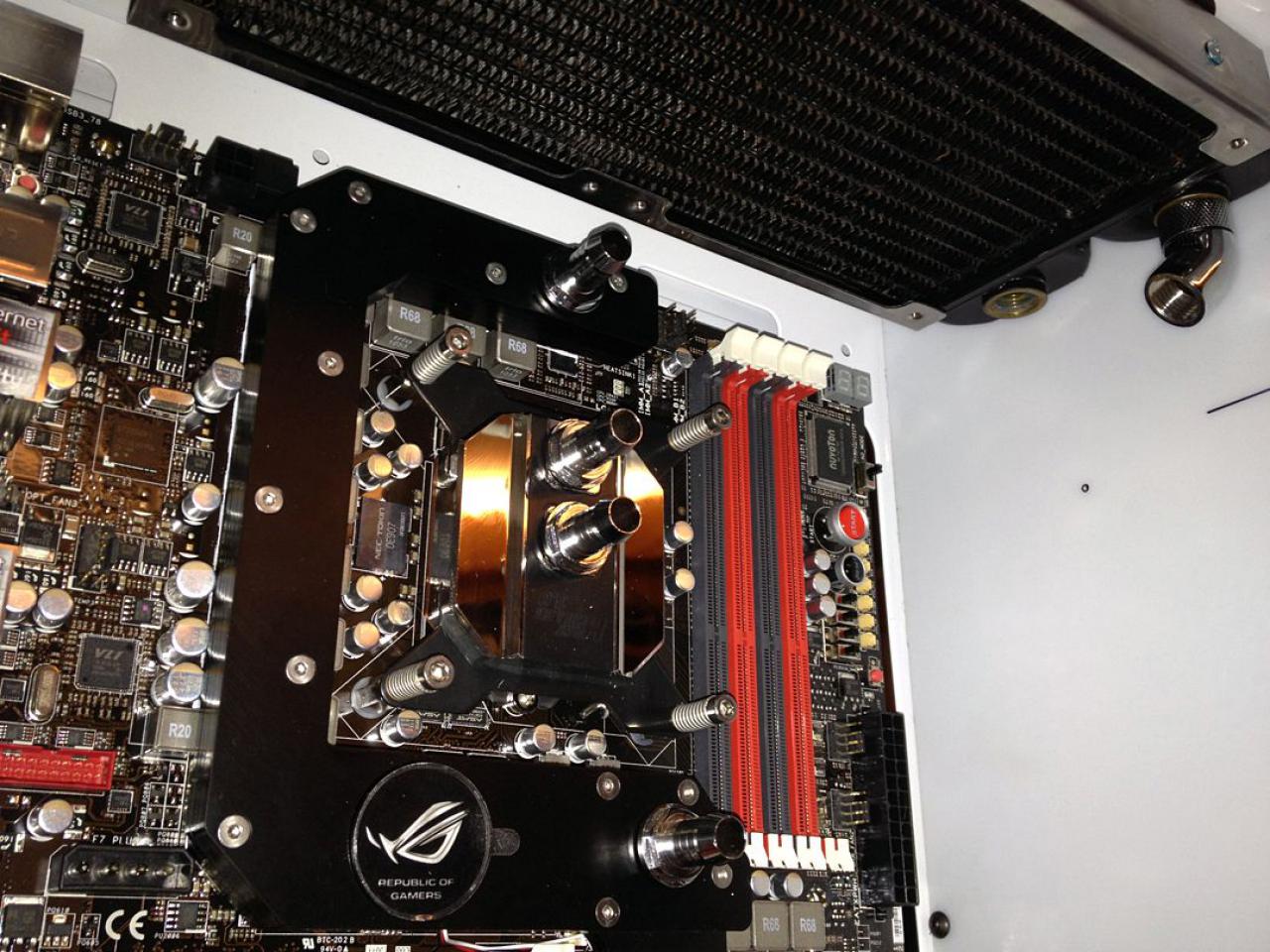 [03/02/2012] Bloody Mary: Weiß-rote Casemod mit interessanten Detaillösungen (106)
