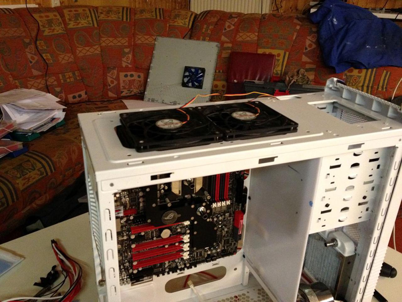 [03/02/2012] Bloody Mary: Weiß-rote Casemod mit interessanten Detaillösungen (107)