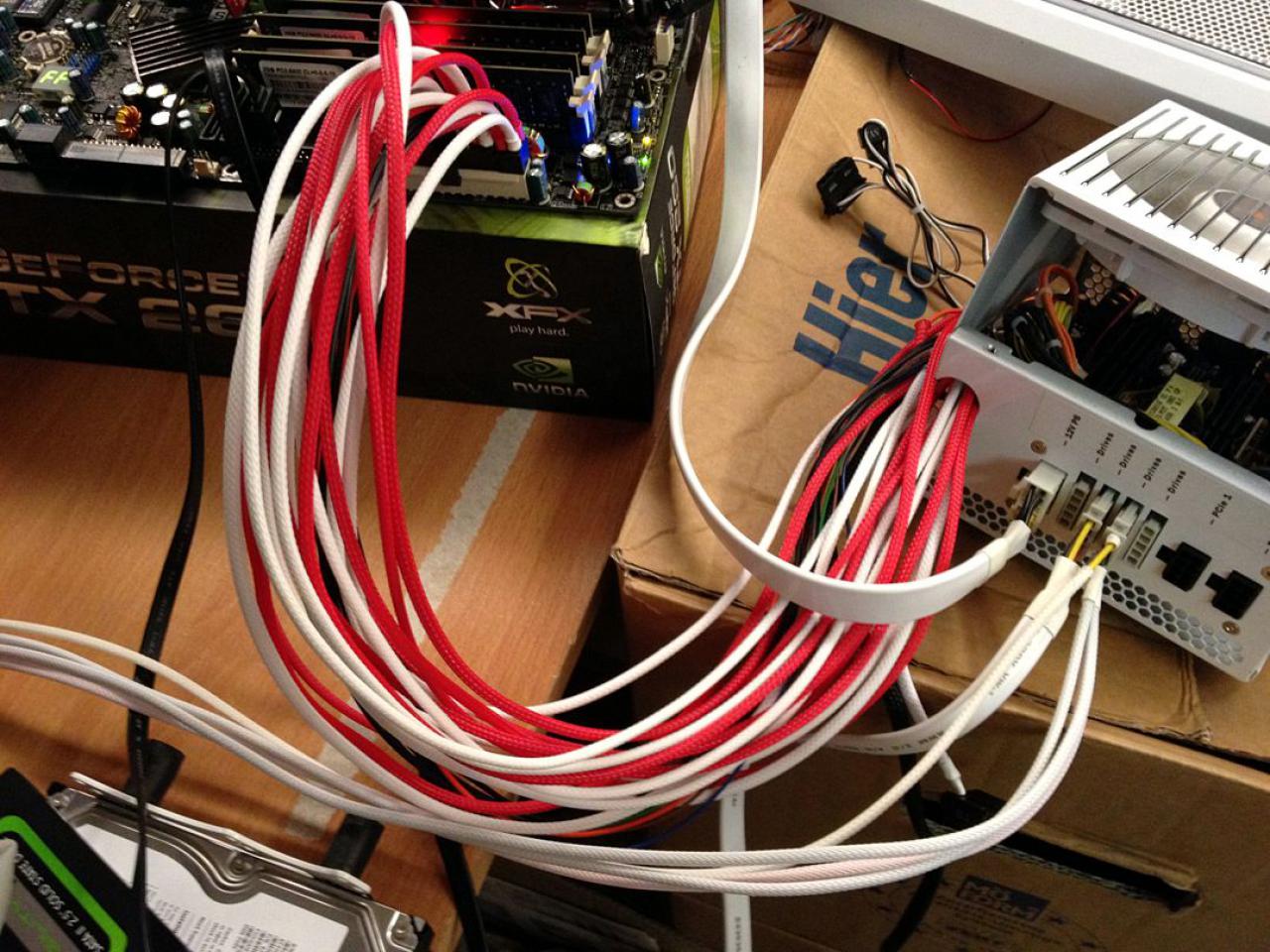[03/02/2012] Bloody Mary: Weiß-rote Casemod mit interessanten Detaillösungen (109)