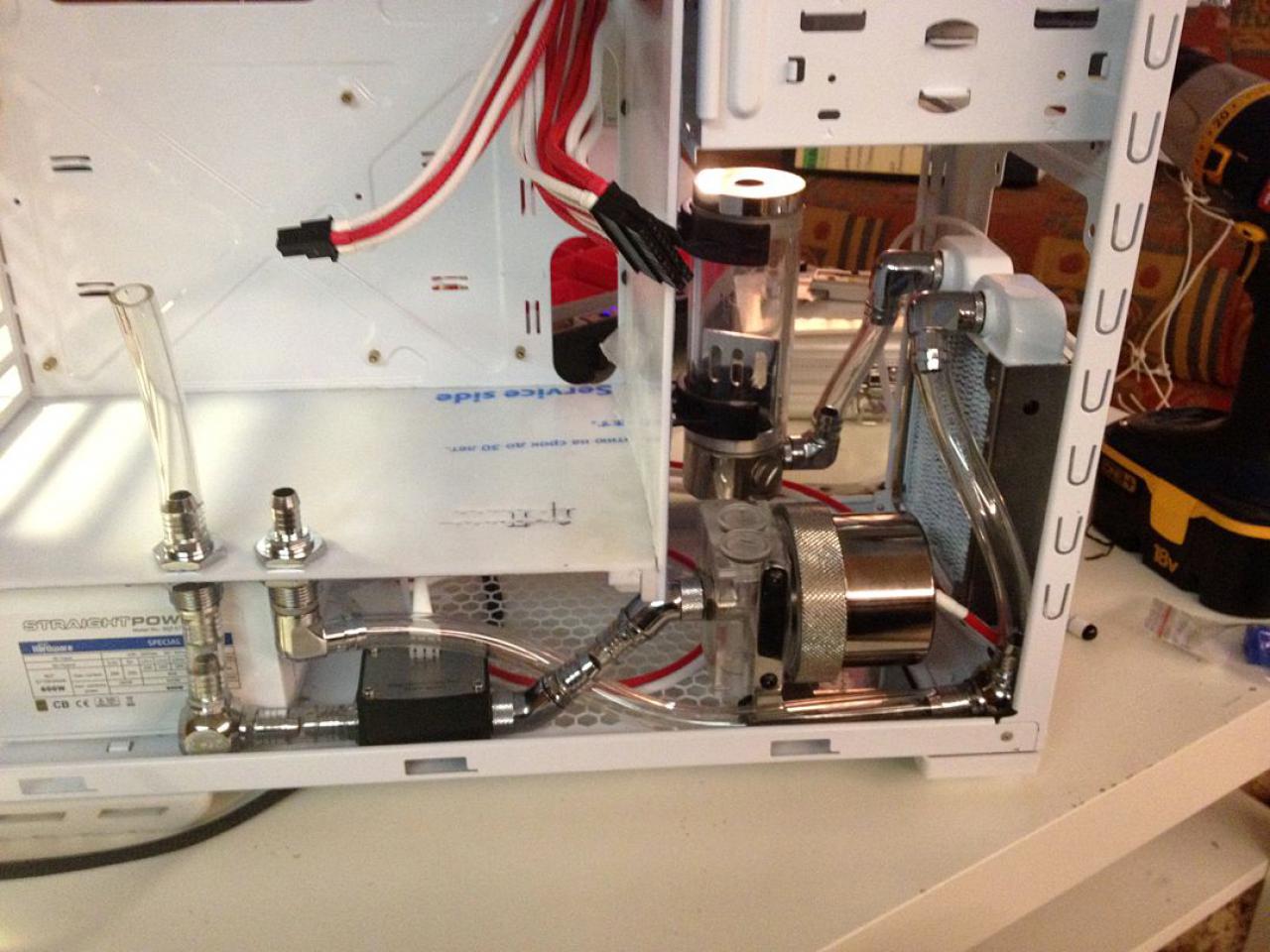 [03/02/2012] Bloody Mary: Weiß-rote Casemod mit interessanten Detaillösungen (112)