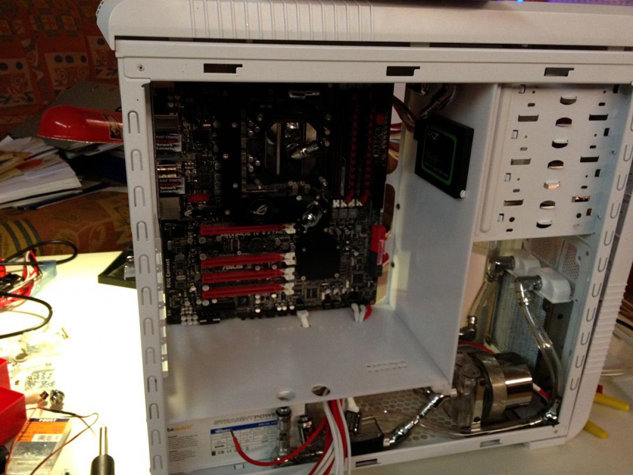 [03/02/2012] Bloody Mary: Weiß-rote Casemod mit interessanten Detaillösungen (115)