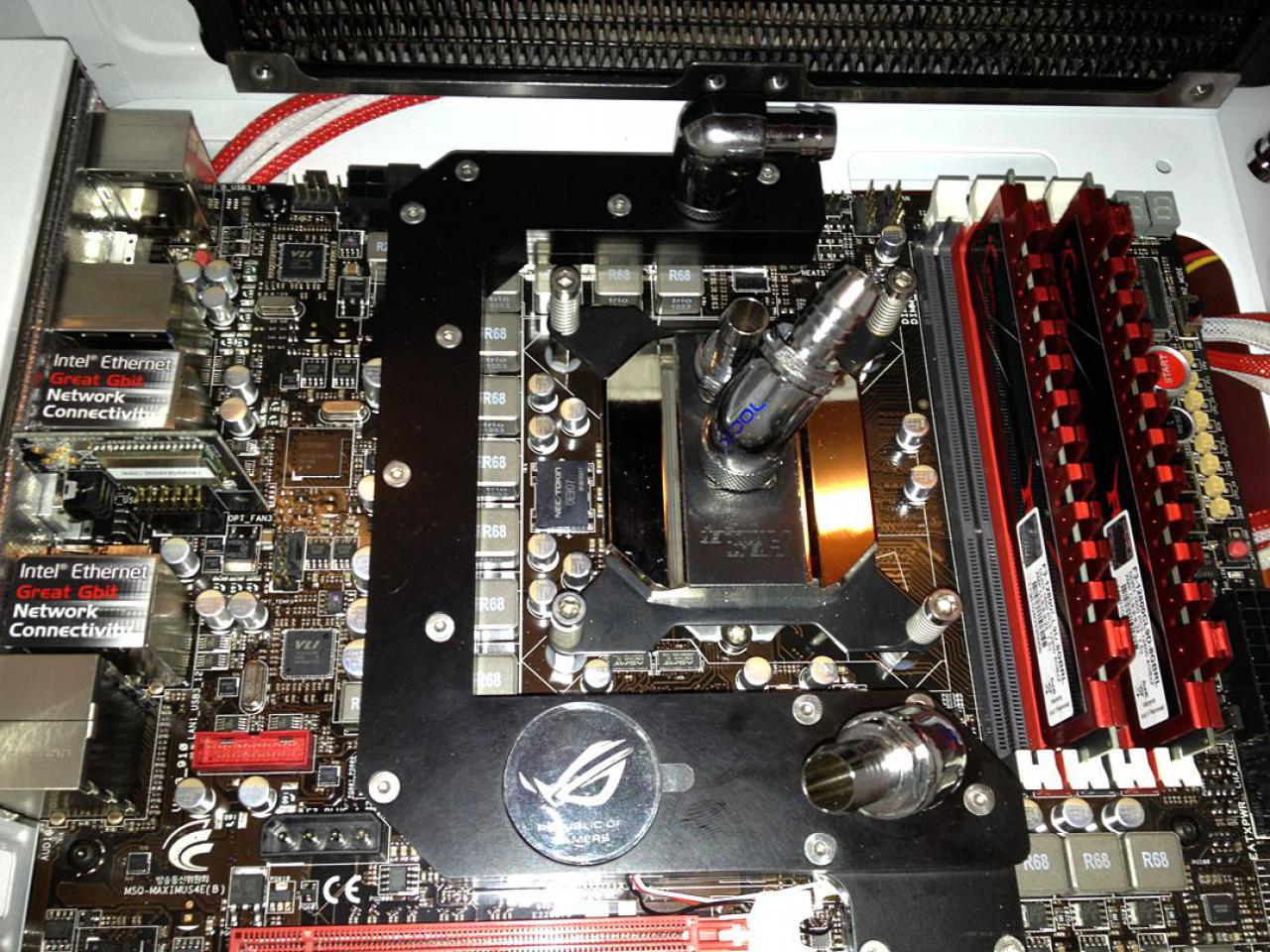 [03/02/2012] Bloody Mary: Weiß-rote Casemod mit interessanten Detaillösungen (118)
