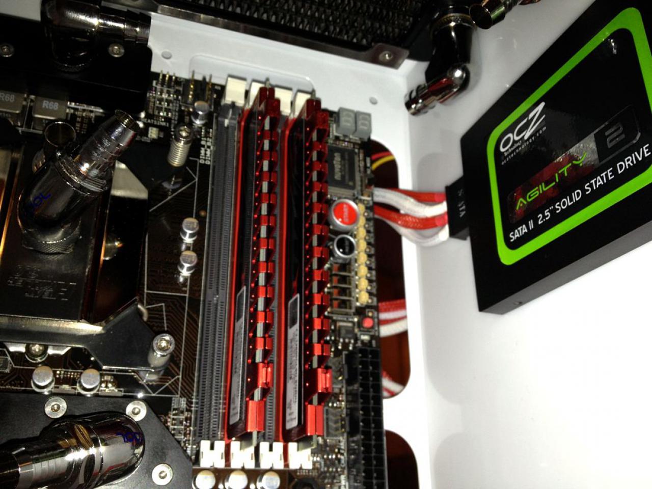 [03/02/2012] Bloody Mary: Weiß-rote Casemod mit interessanten Detaillösungen (119)