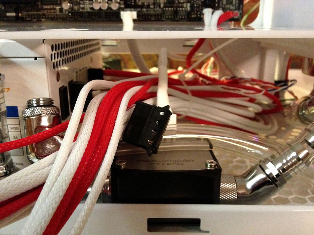 [03/02/2012] Bloody Mary: Weiß-rote Casemod mit interessanten Detaillösungen (120)