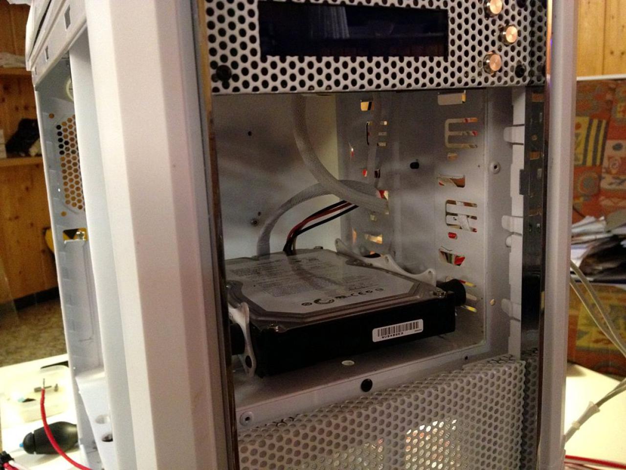 [03/02/2012] Bloody Mary: Weiß-rote Casemod mit interessanten Detaillösungen (121)