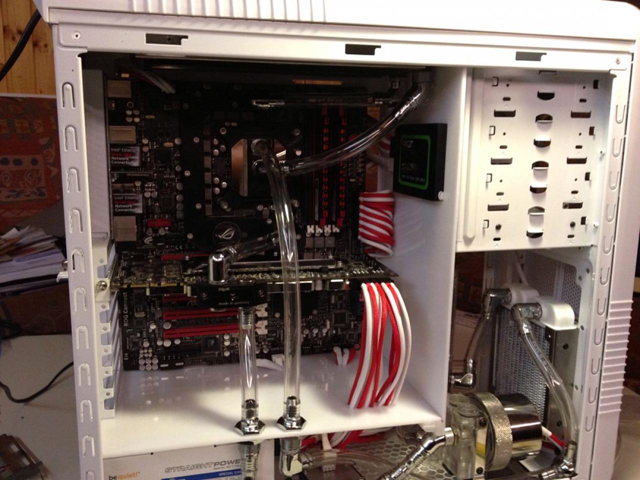 [03/02/2012] Bloody Mary: Weiß-rote Casemod mit interessanten Detaillösungen (122)