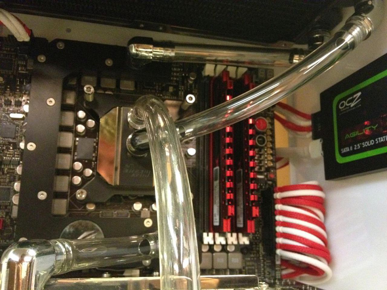 [03/02/2012] Bloody Mary: Weiß-rote Casemod mit interessanten Detaillösungen (123)