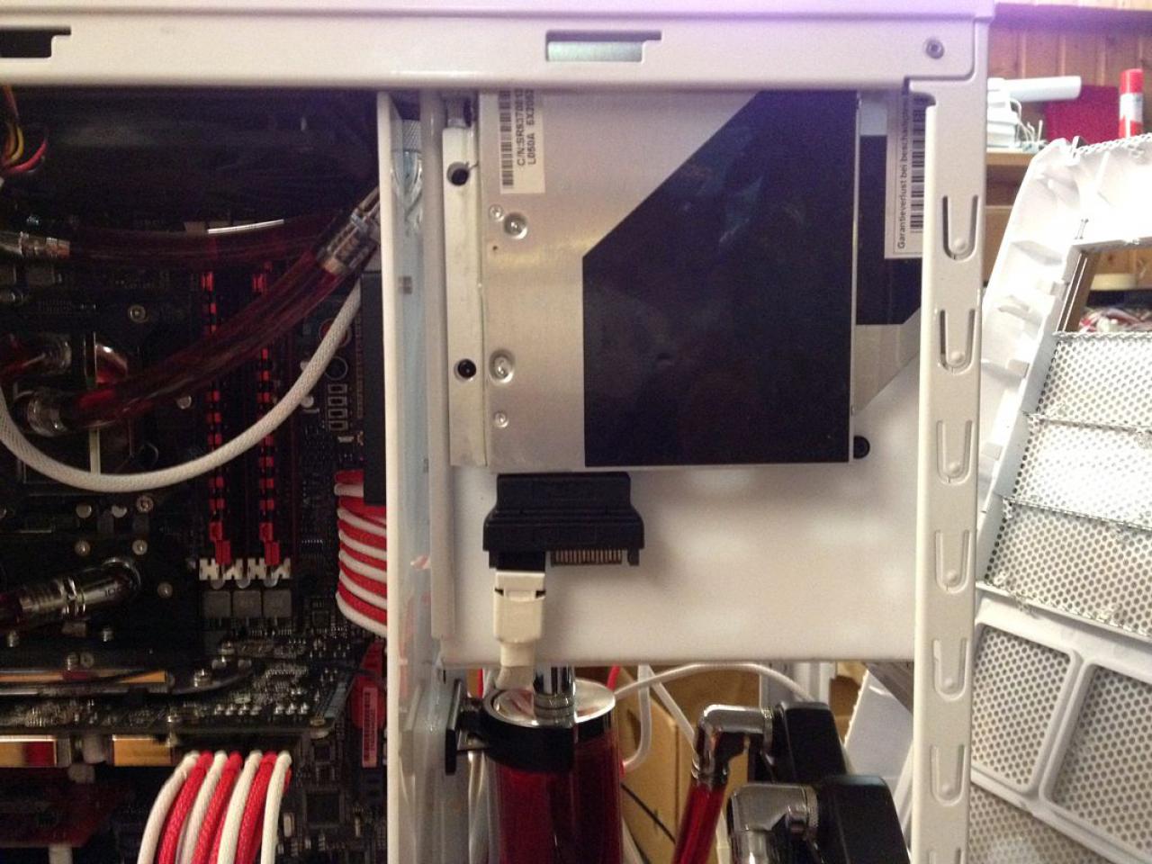 [03/02/2012] Bloody Mary: Weiß-rote Casemod mit interessanten Detaillösungen (127)