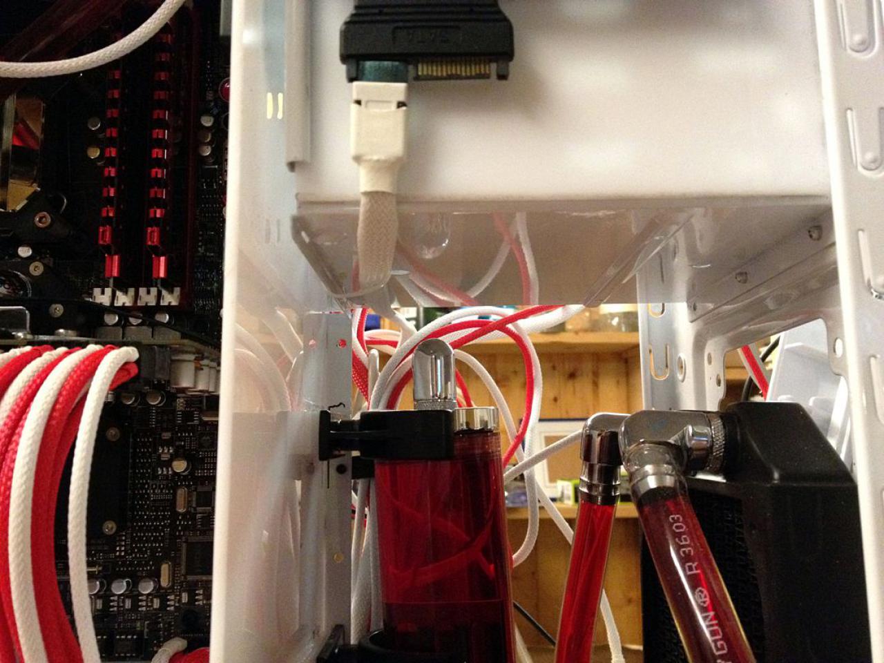 [03/02/2012] Bloody Mary: Weiß-rote Casemod mit interessanten Detaillösungen (128)