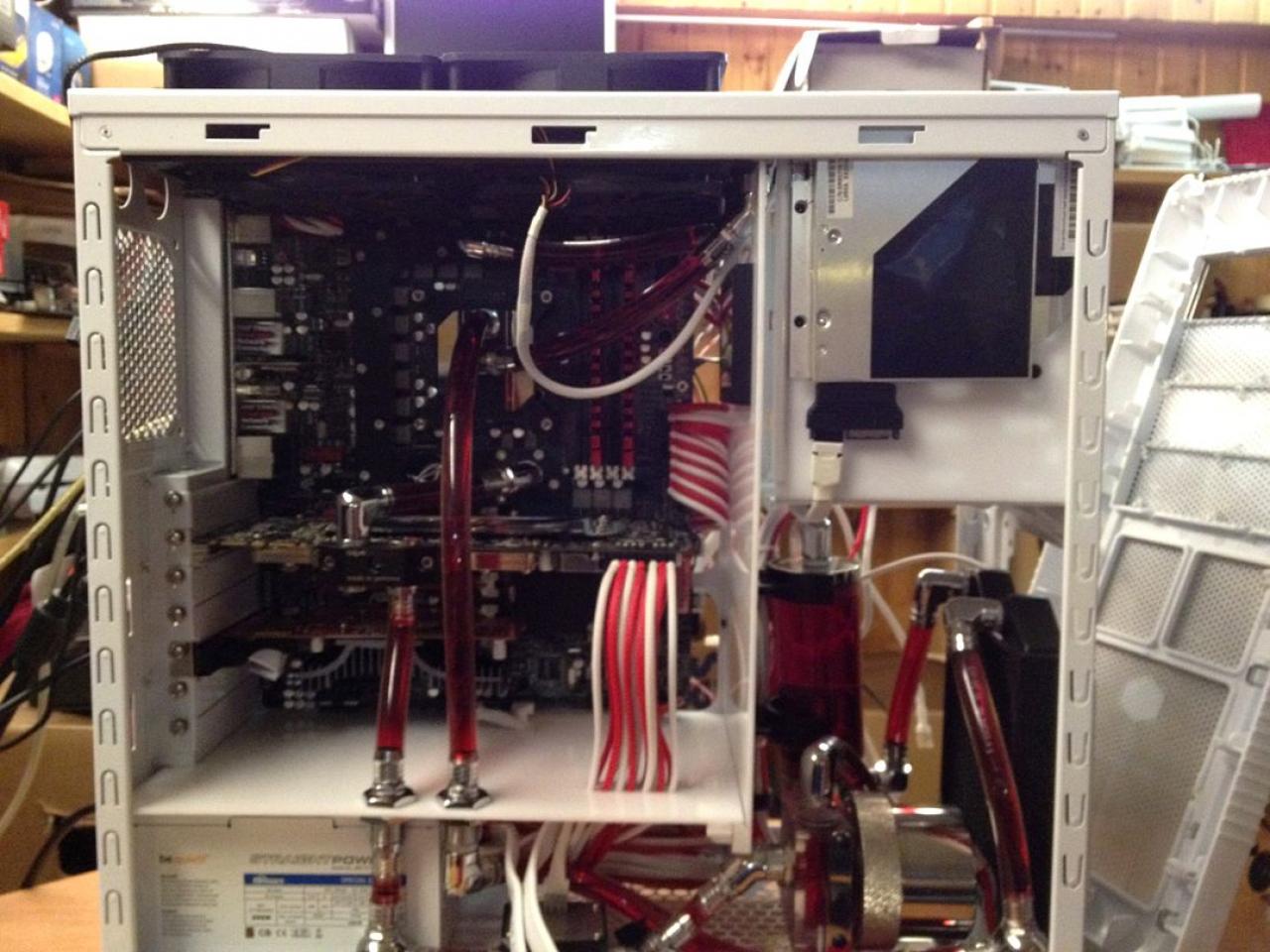 [03/02/2012] Bloody Mary: Weiß-rote Casemod mit interessanten Detaillösungen (129)