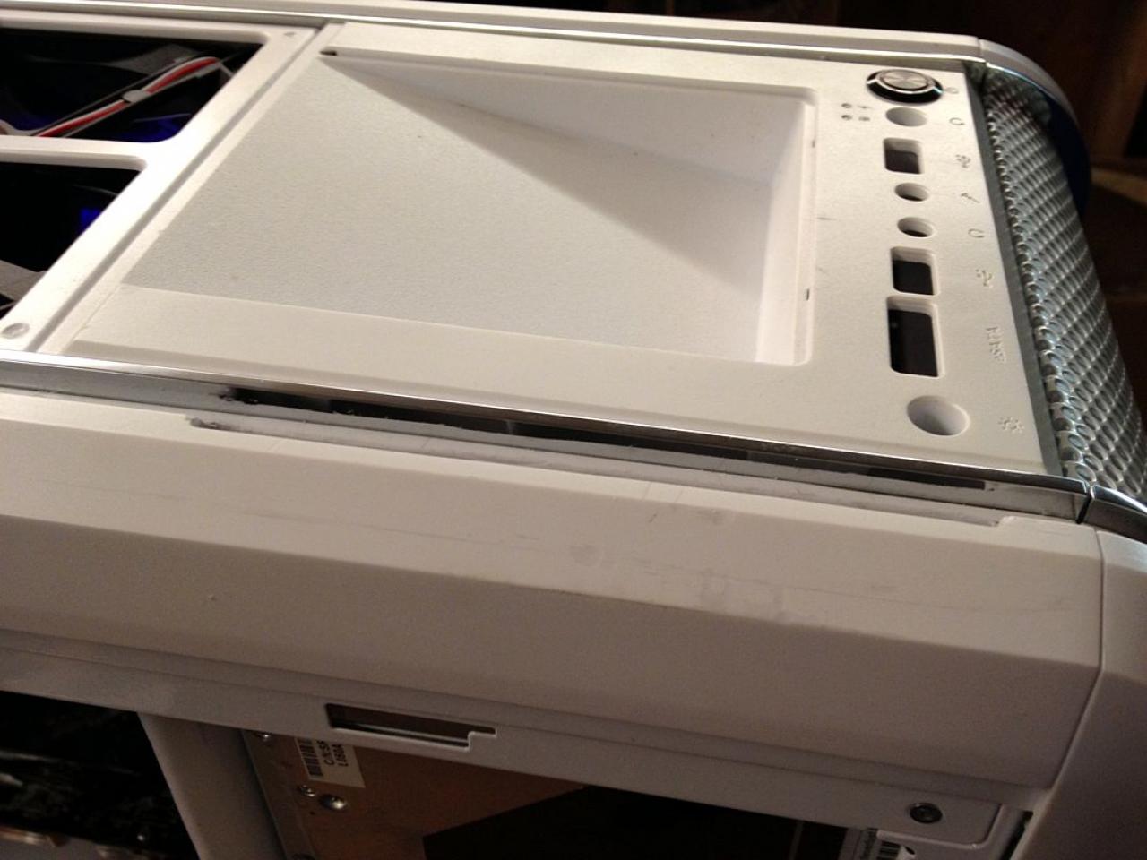 [03/02/2012] Bloody Mary: Weiß-rote Casemod mit interessanten Detaillösungen (131)