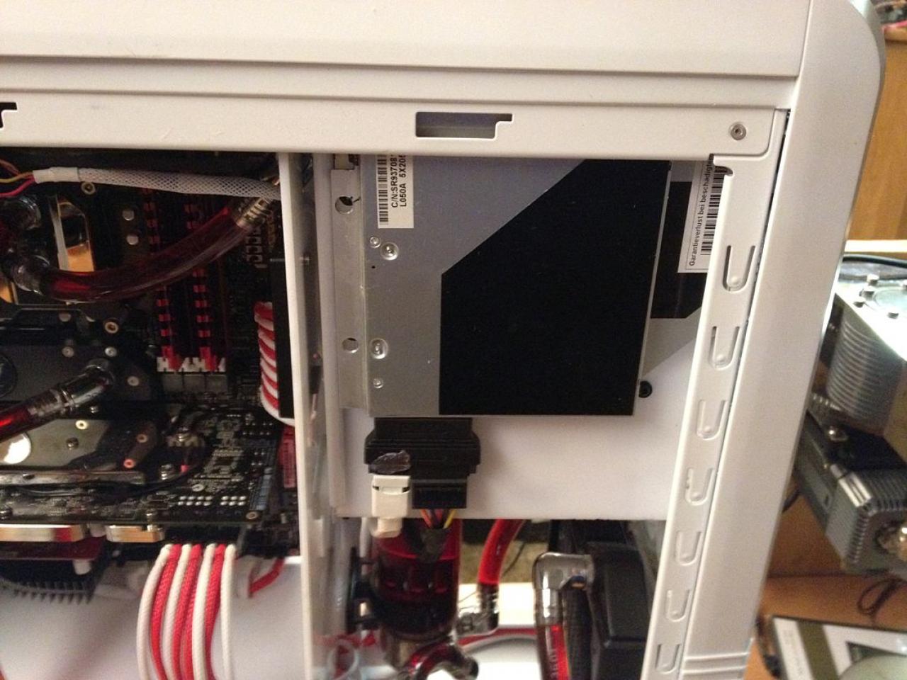 [03/02/2012] Bloody Mary: Weiß-rote Casemod mit interessanten Detaillösungen (132)