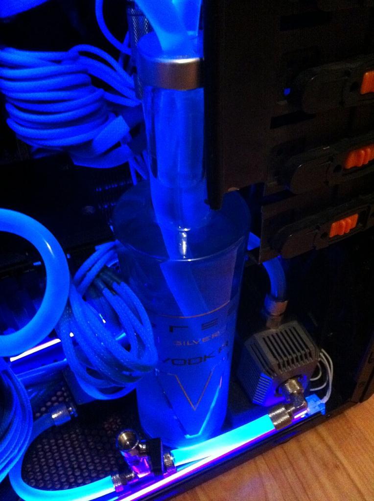 [07/02/2012] Update: Wodka-Flasche als Ausgleichsbehälter (9)