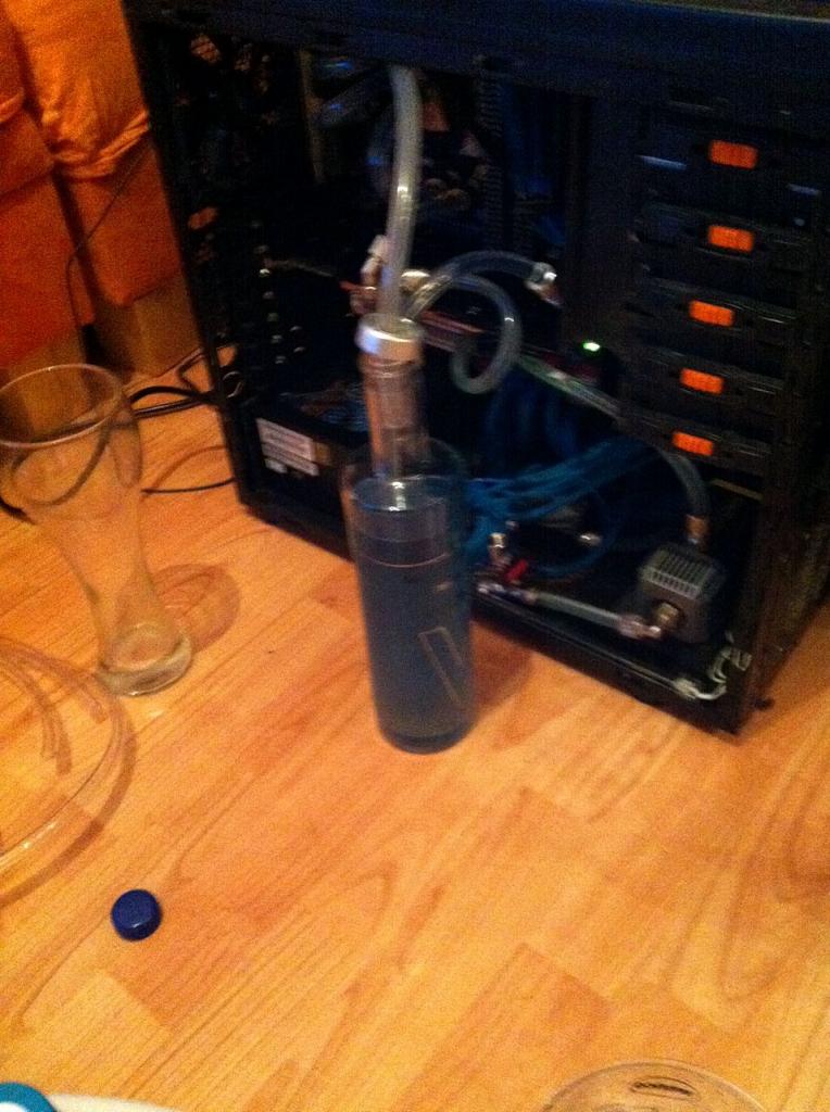 [07/02/2012] Update: Wodka-Flasche als Ausgleichsbehälter (11)
