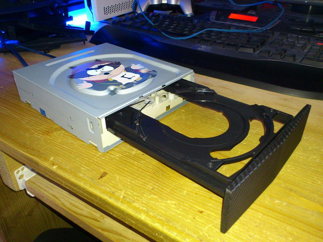 [16/02/2012] Fast and Furious: Raven-2-Casemod mit Carbonelementen und blauer Beleuchtung (17)