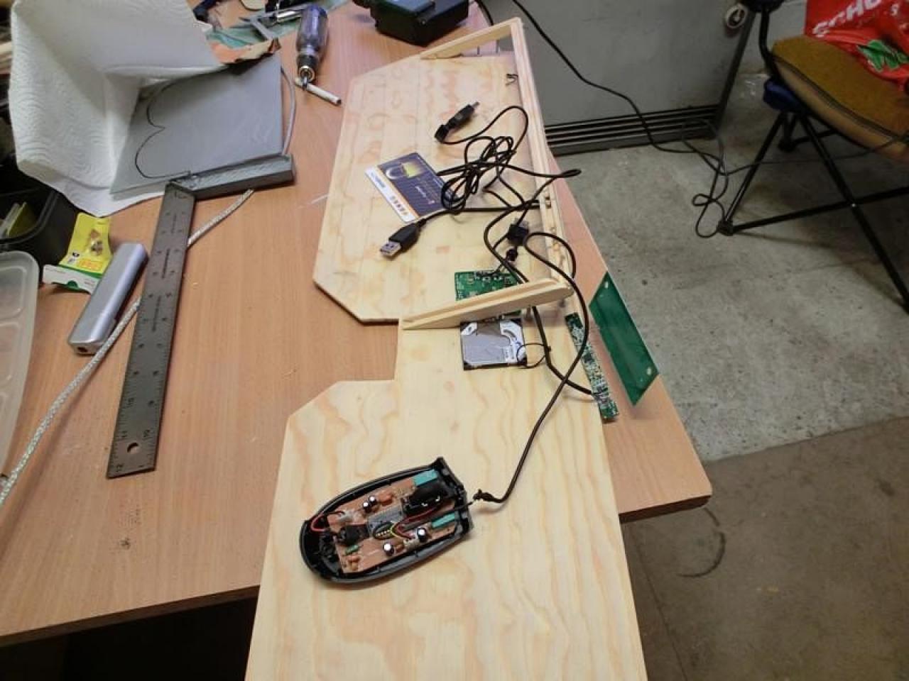 [08/02/2012] Verrückte Eingabegeräte: Lochblech-Maus, Holz-Mauspad und Tastatur mit HDD (3)
