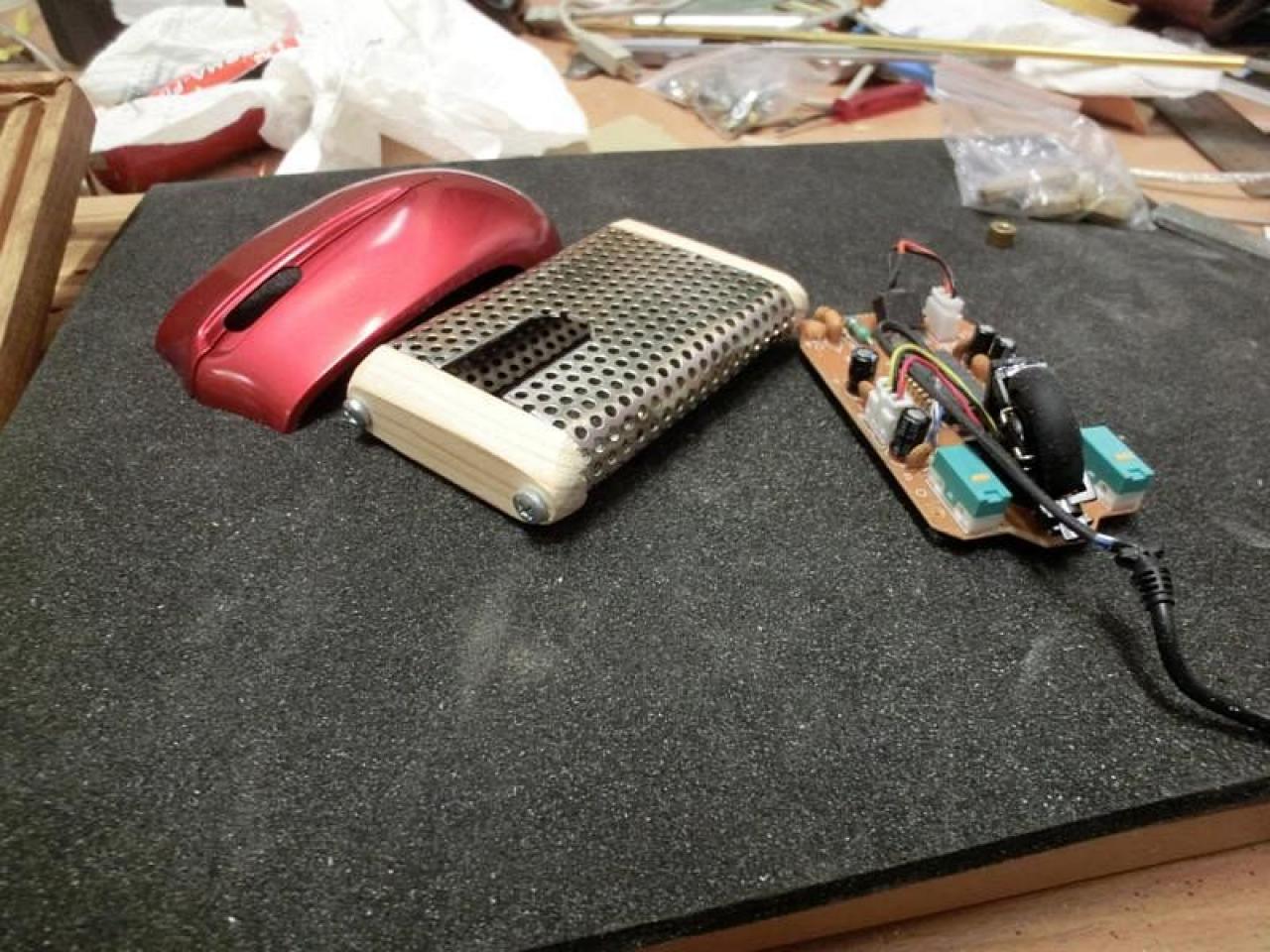 [08/02/2012] Verrückte Eingabegeräte: Lochblech-Maus, Holz-Mauspad und Tastatur mit HDD (6)