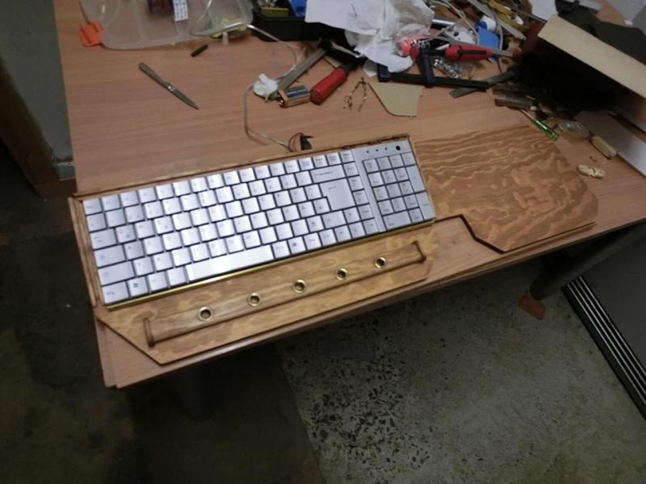 [08/02/2012] Verrückte Eingabegeräte: Lochblech-Maus, Holz-Mauspad und Tastatur mit HDD (7)