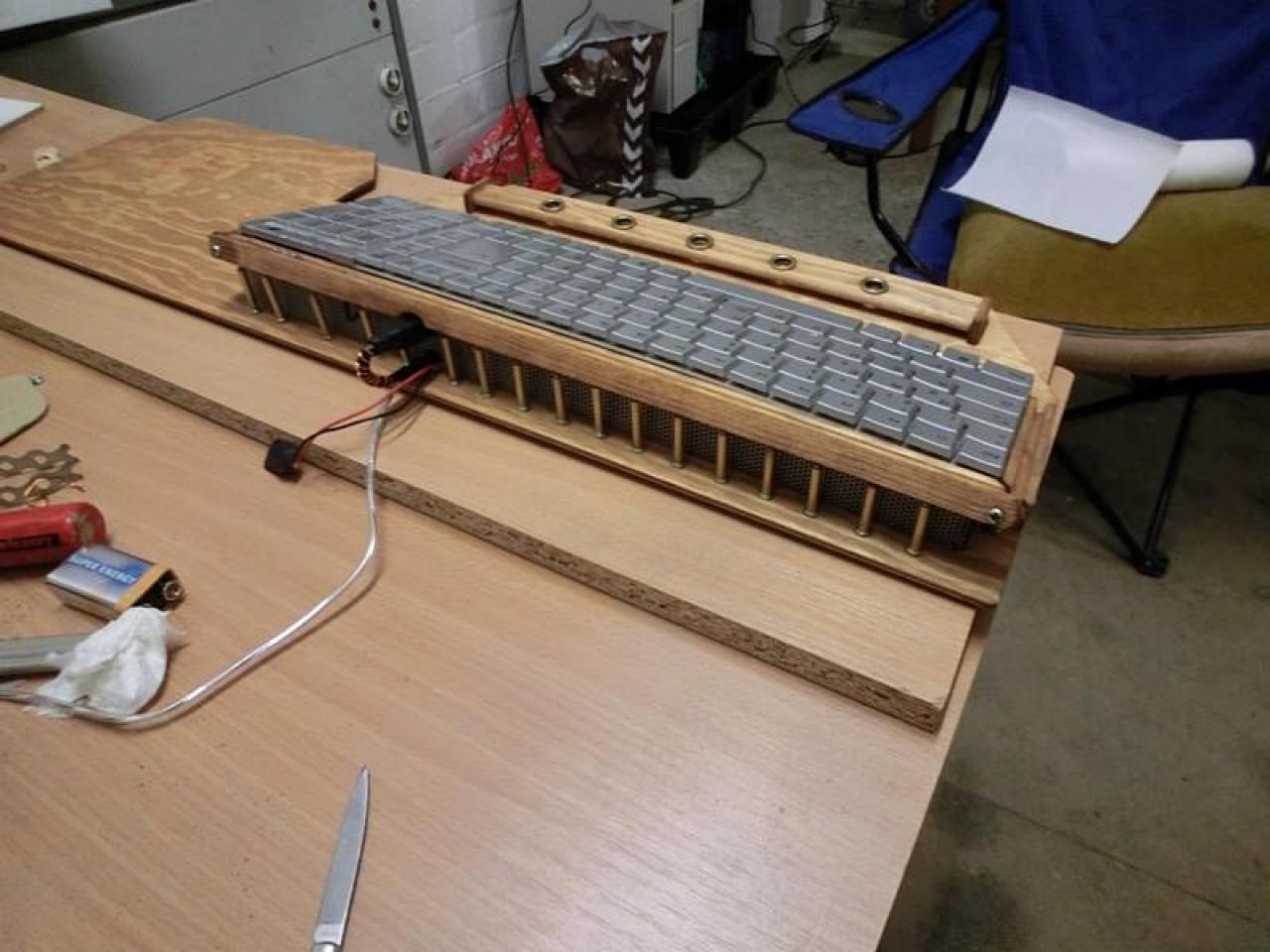 [08/02/2012] Verrückte Eingabegeräte: Lochblech-Maus, Holz-Mauspad und Tastatur mit HDD (8)