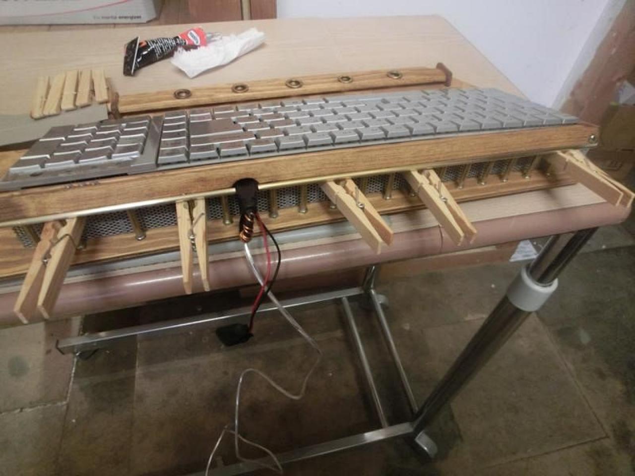 [08/02/2012] Verrückte Eingabegeräte: Lochblech-Maus, Holz-Mauspad und Tastatur mit HDD (9)