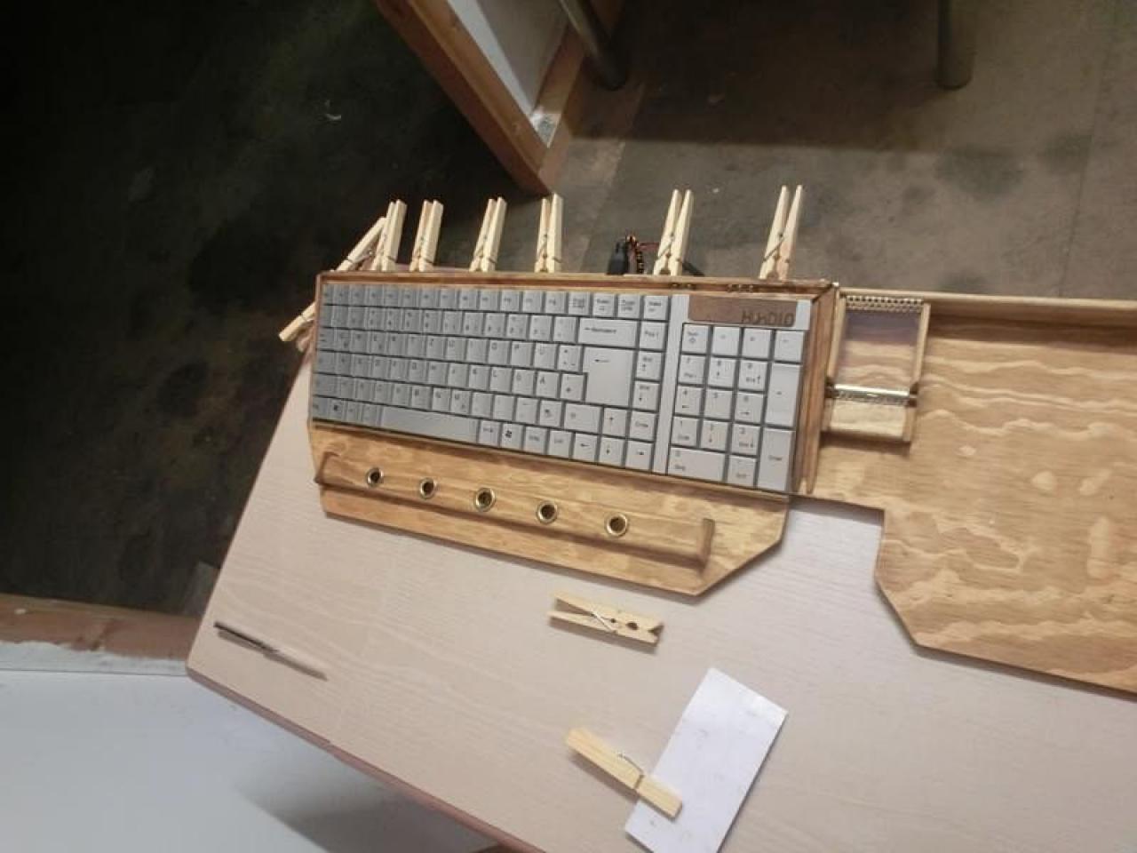 [08/02/2012] Verrückte Eingabegeräte: Lochblech-Maus, Holz-Mauspad und Tastatur mit HDD (11)