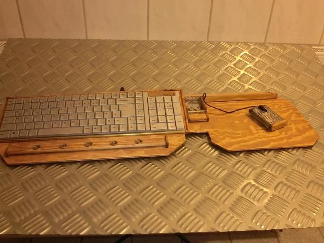 [08/02/2012] Verrückte Eingabegeräte: Lochblech-Maus, Holz-Mauspad und Tastatur mit HDD (13)