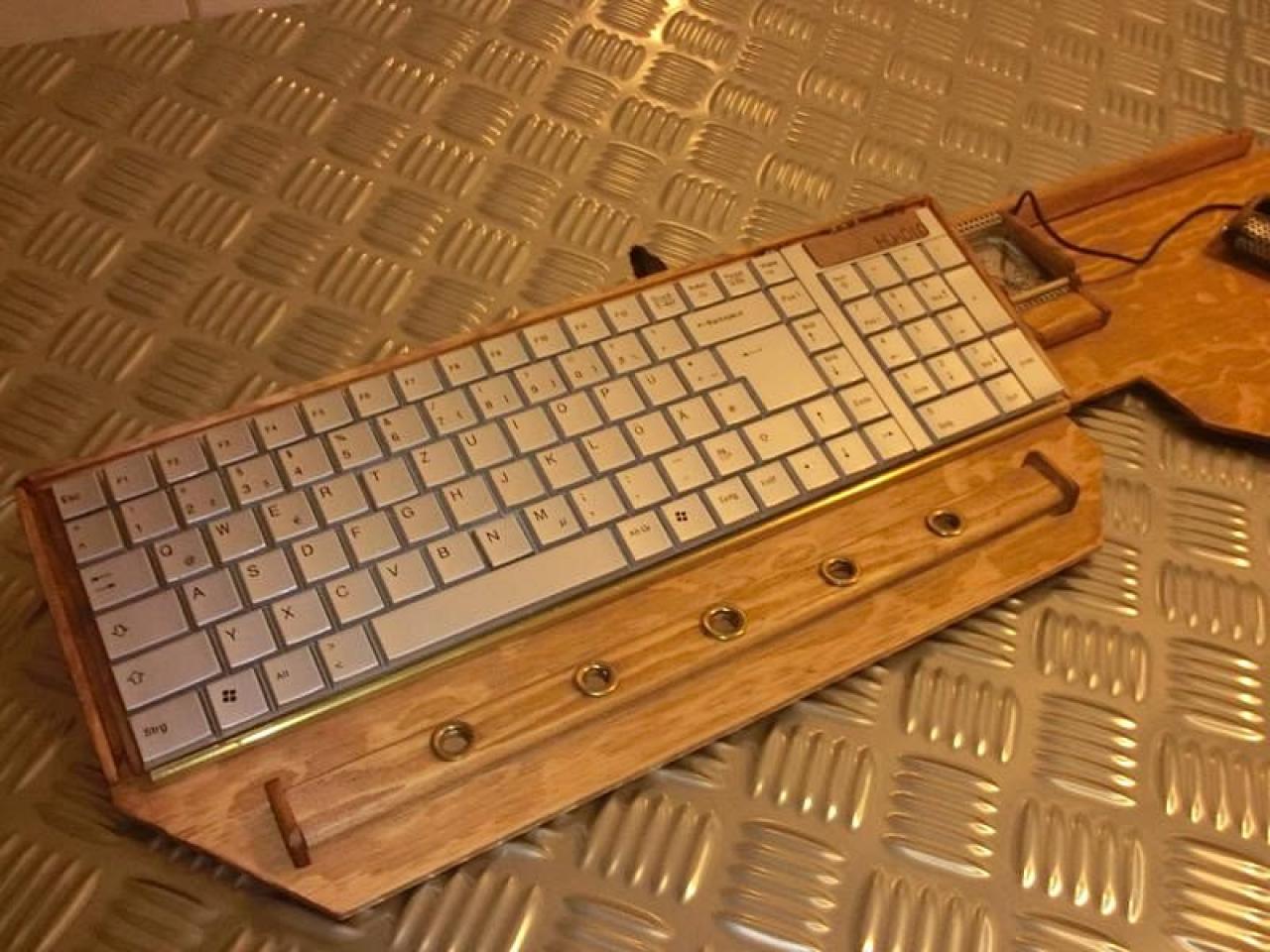 [08/02/2012] Verrückte Eingabegeräte: Lochblech-Maus, Holz-Mauspad und Tastatur mit HDD (14)