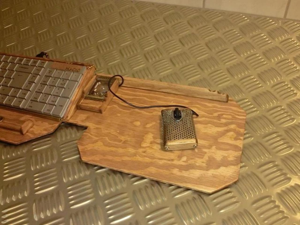 [08/02/2012] Verrückte Eingabegeräte: Lochblech-Maus, Holz-Mauspad und Tastatur mit HDD (15)