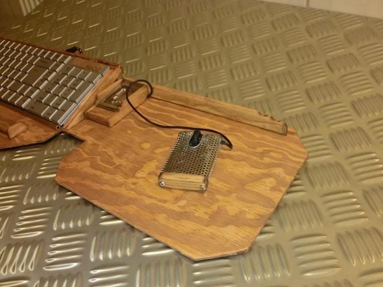 [08/02/2012] Verrückte Eingabegeräte: Lochblech-Maus, Holz-Mauspad und Tastatur mit HDD (17)