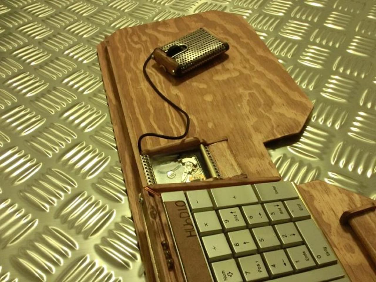 [08/02/2012] Verrückte Eingabegeräte: Lochblech-Maus, Holz-Mauspad und Tastatur mit HDD (19)