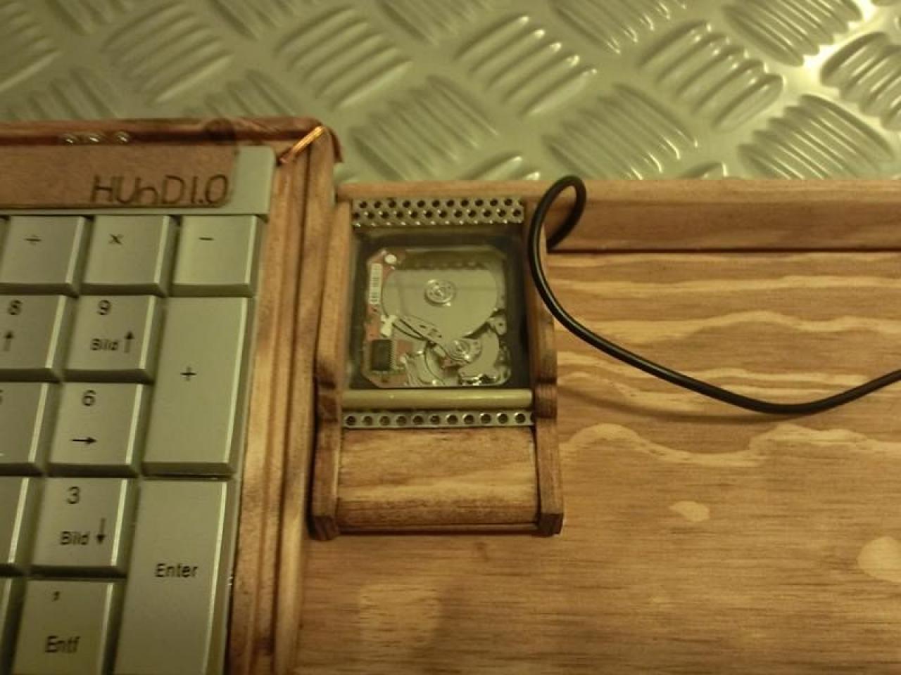[08/02/2012] Verrückte Eingabegeräte: Lochblech-Maus, Holz-Mauspad und Tastatur mit HDD (20)