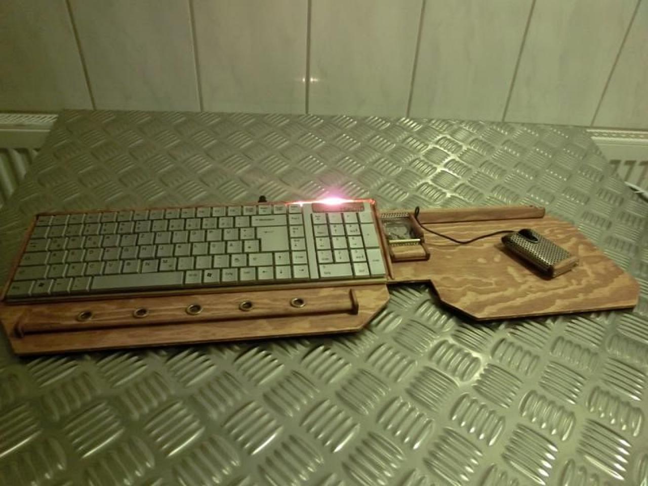 [08/02/2012] Verrückte Eingabegeräte: Lochblech-Maus, Holz-Mauspad und Tastatur mit HDD (21)