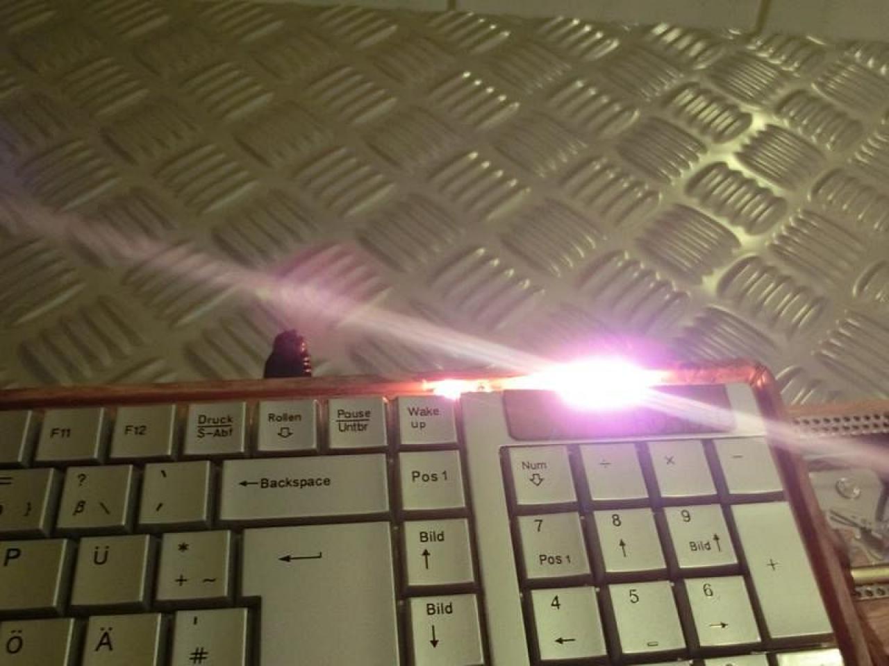[08/02/2012] Verrückte Eingabegeräte: Lochblech-Maus, Holz-Mauspad und Tastatur mit HDD (22)