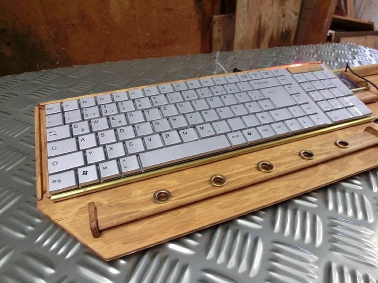 [08/02/2012] Verrückte Eingabegeräte: Lochblech-Maus, Holz-Mauspad und Tastatur mit HDD (23)