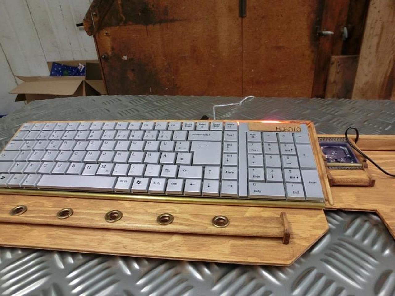 [08/02/2012] Verrückte Eingabegeräte: Lochblech-Maus, Holz-Mauspad und Tastatur mit HDD (24)