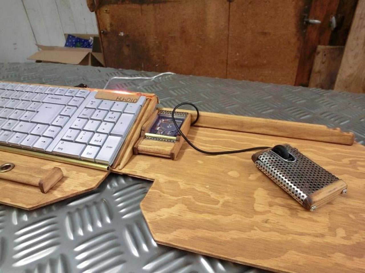 [08/02/2012] Verrückte Eingabegeräte: Lochblech-Maus, Holz-Mauspad und Tastatur mit HDD (25)