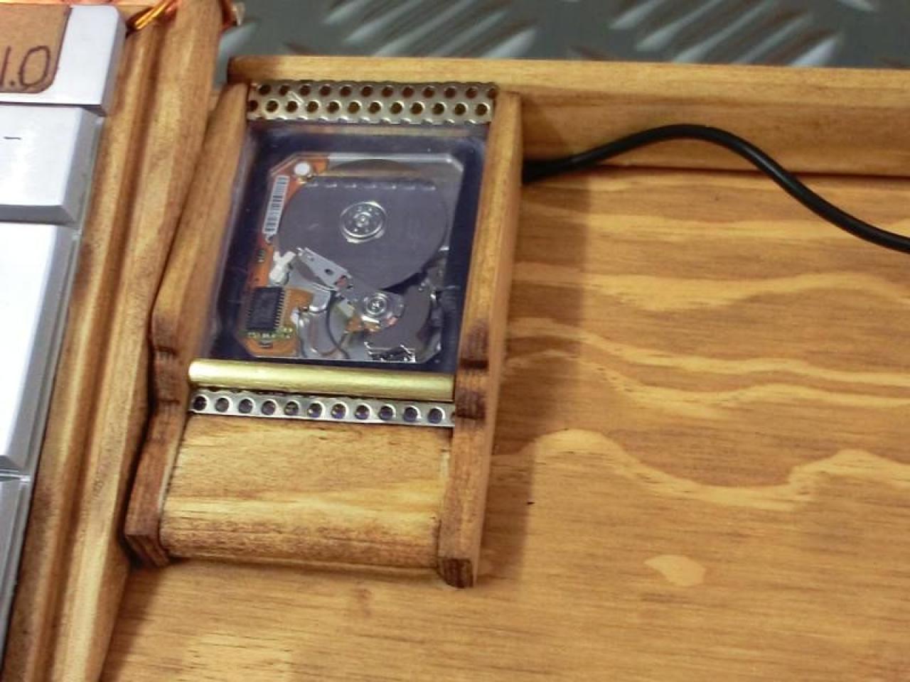 [08/02/2012] Verrückte Eingabegeräte: Lochblech-Maus, Holz-Mauspad und Tastatur mit HDD (1)