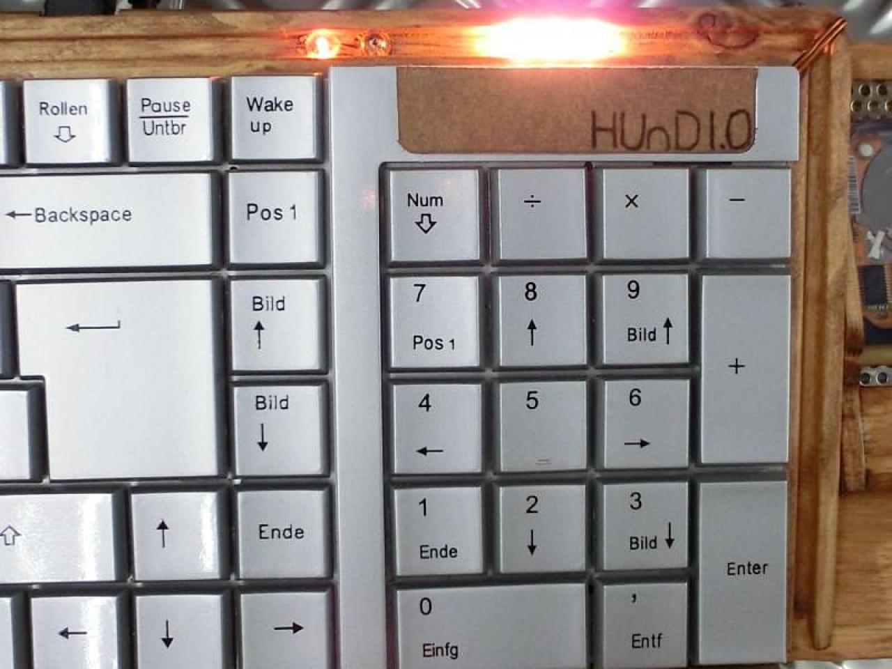 [08/02/2012] Verrückte Eingabegeräte: Lochblech-Maus, Holz-Mauspad und Tastatur mit HDD (26)
