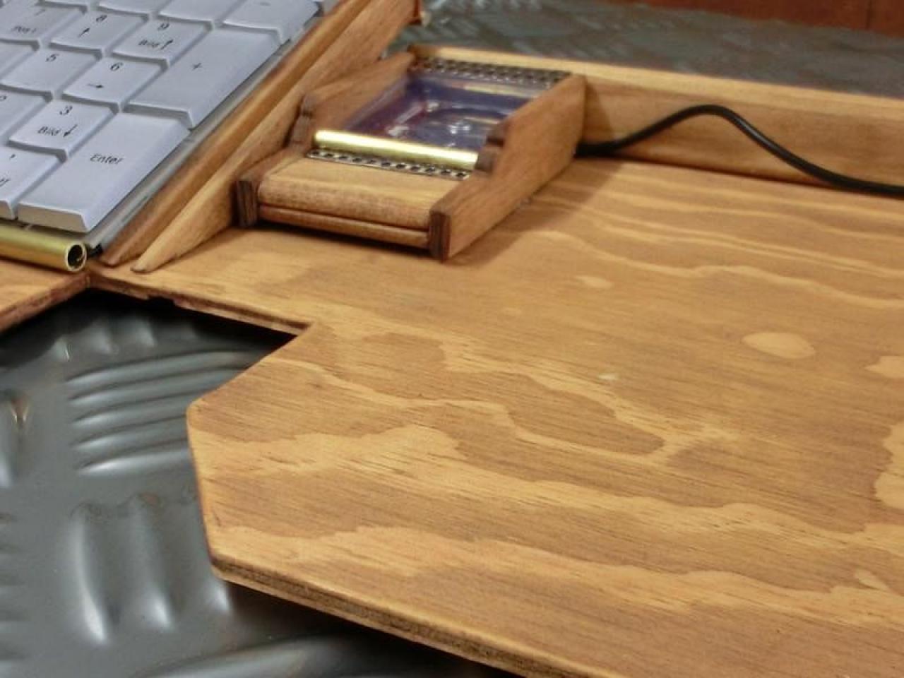 [08/02/2012] Verrückte Eingabegeräte: Lochblech-Maus, Holz-Mauspad und Tastatur mit HDD (27)