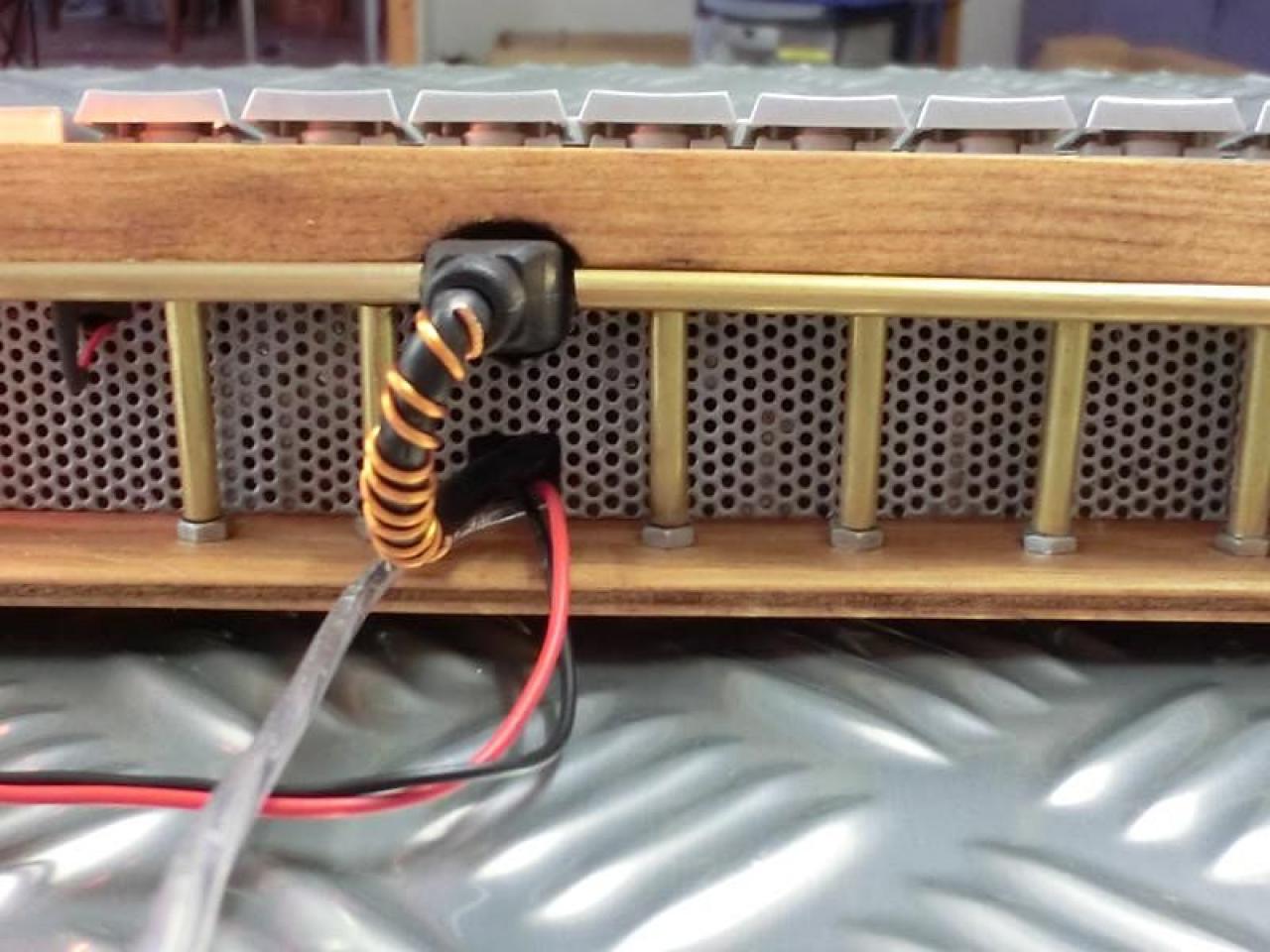 [08/02/2012] Verrückte Eingabegeräte: Lochblech-Maus, Holz-Mauspad und Tastatur mit HDD (29)
