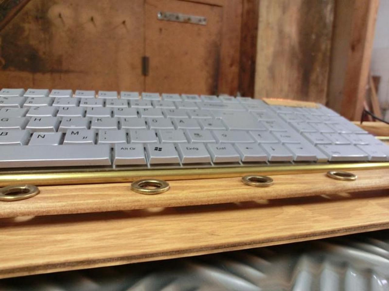 [08/02/2012] Verrückte Eingabegeräte: Lochblech-Maus, Holz-Mauspad und Tastatur mit HDD (31)