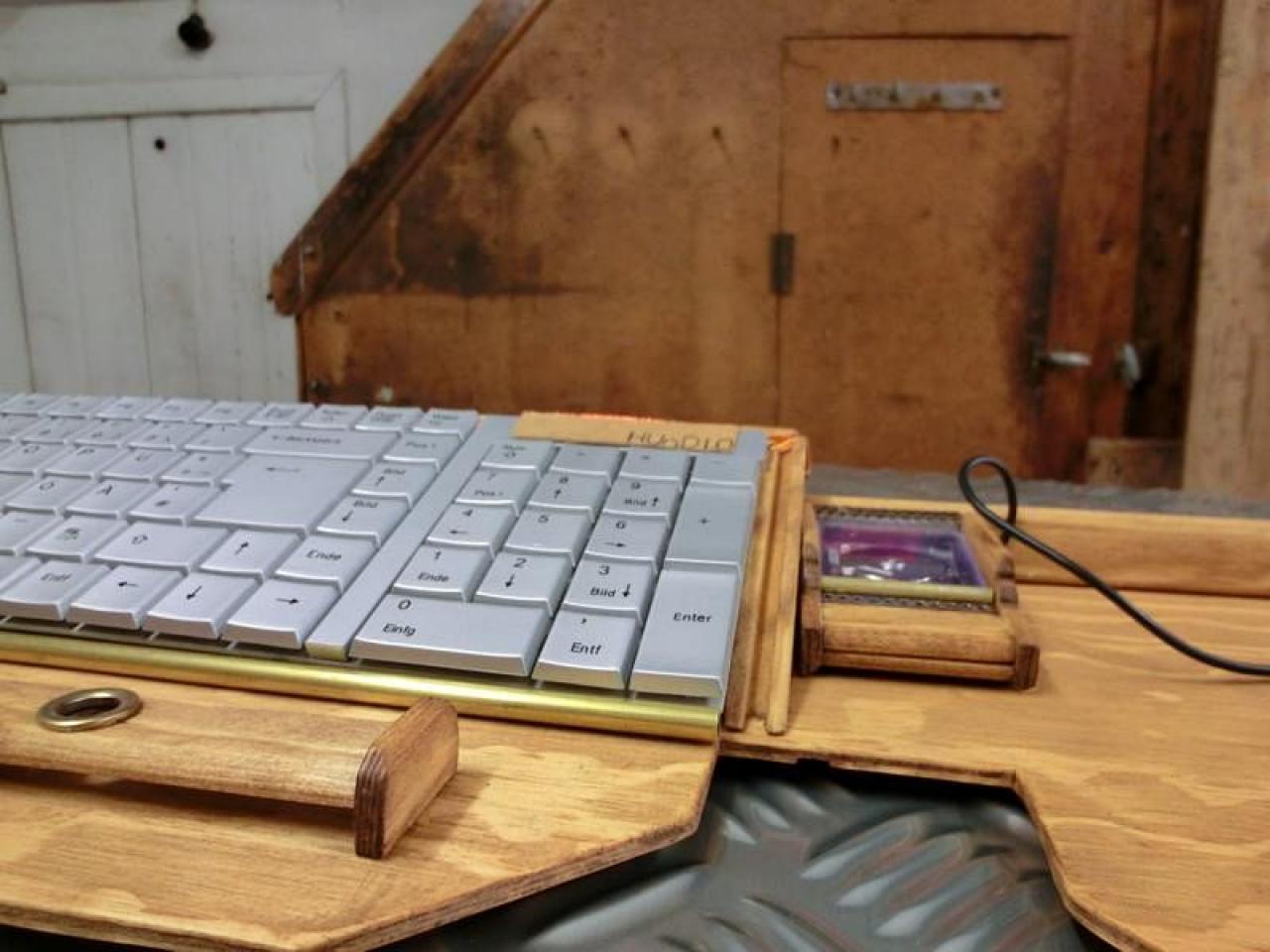 [08/02/2012] Verrückte Eingabegeräte: Lochblech-Maus, Holz-Mauspad und Tastatur mit HDD (32)